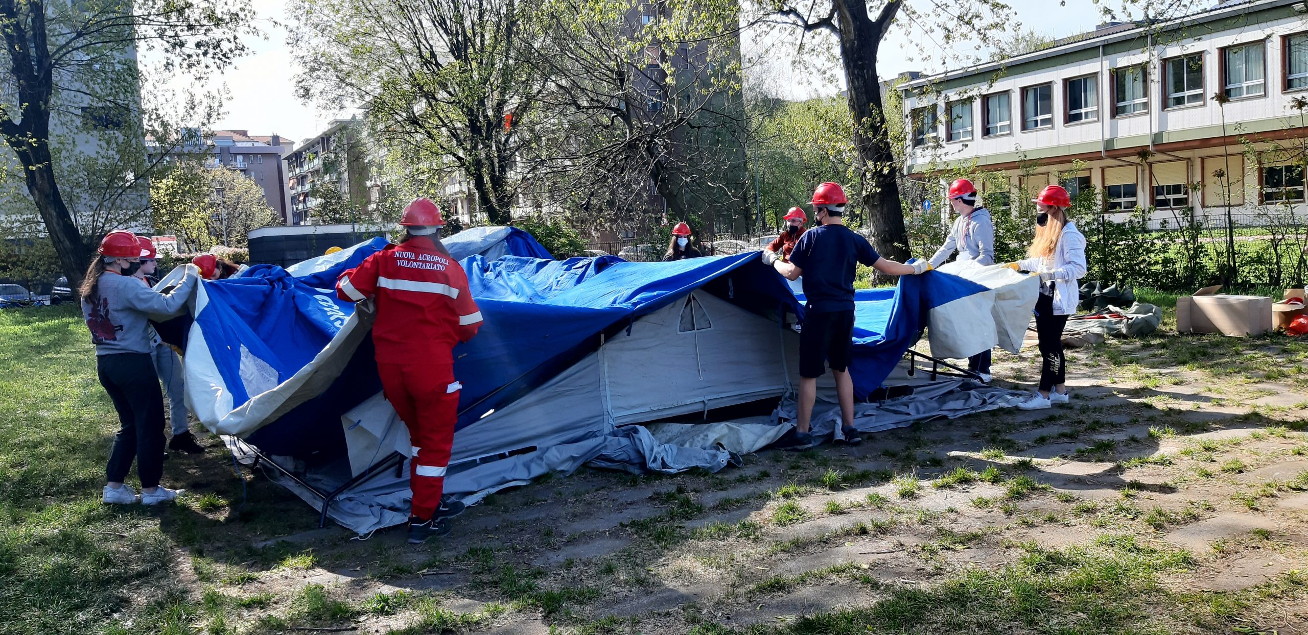 Montare una tenda della Protezione civile