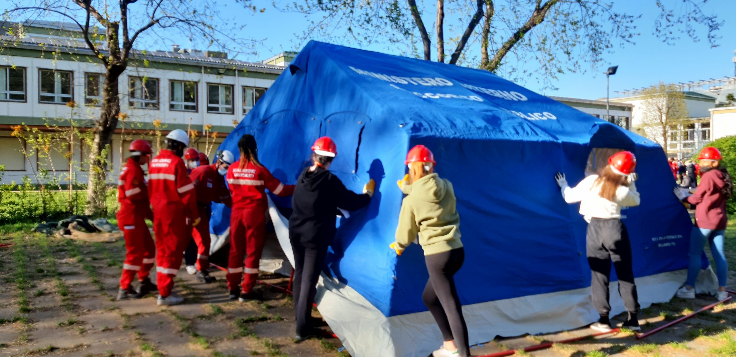Montare una tenda della Protezione civile